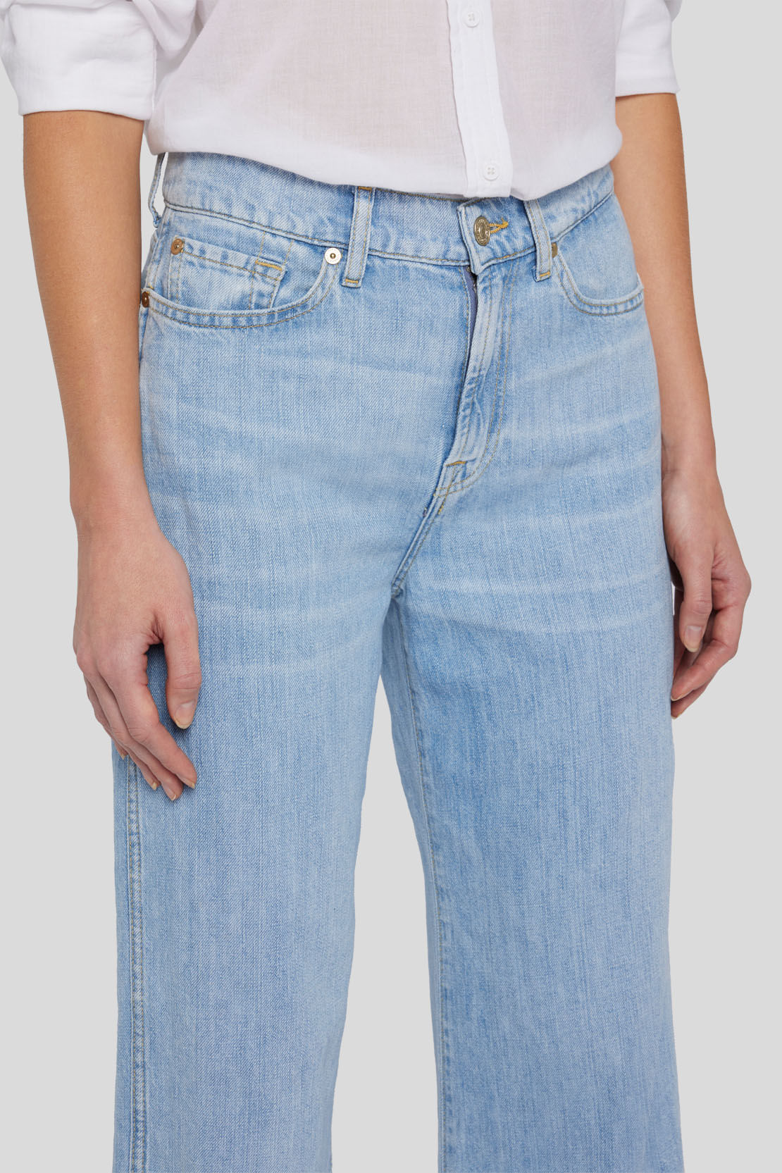 LOTTA LINEN CAPRI WITH RAW CUT