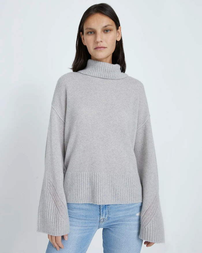 COZY TURTLENECK SWEATER IN LIGHT HEATHER GREY