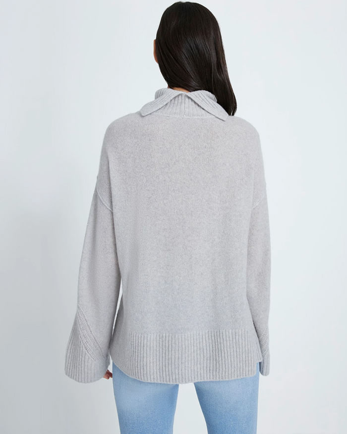 COZY TURTLENECK SWEATER IN LIGHT HEATHER GREY