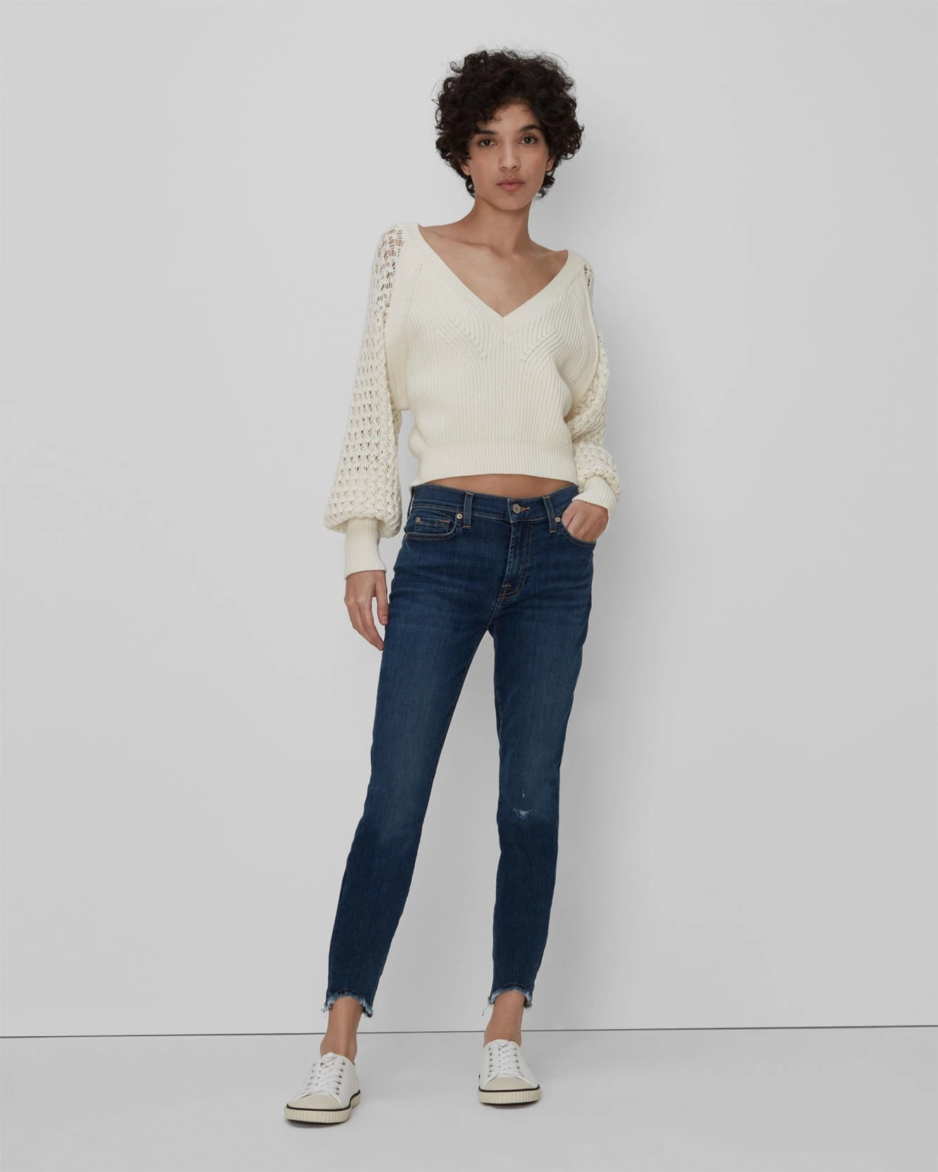 V-NECK LONG SLEEVE SWEATER IN IVORY