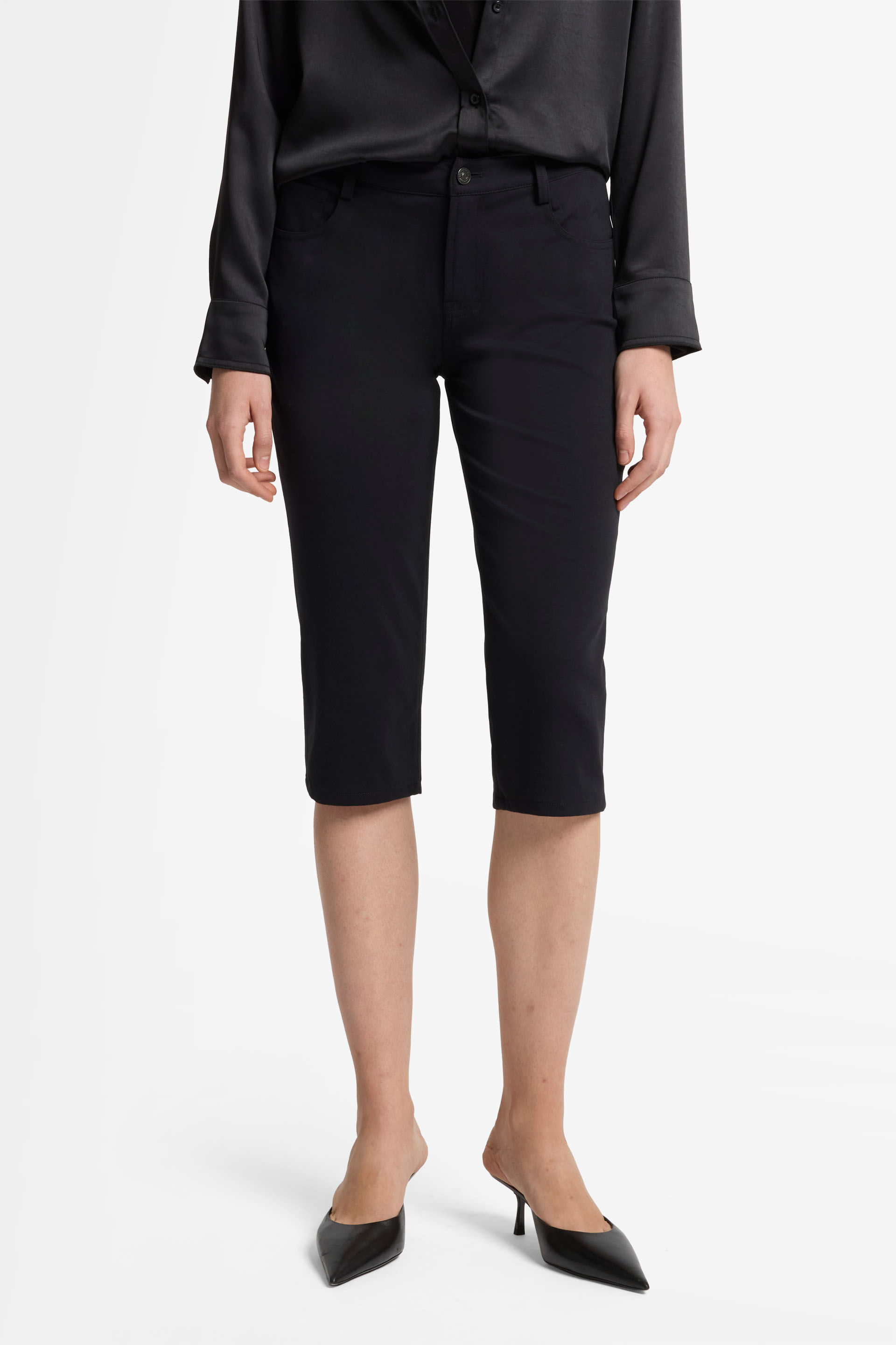 LUXE PERFORMANCE KNIT CAPRI TROUSER IN BLACK