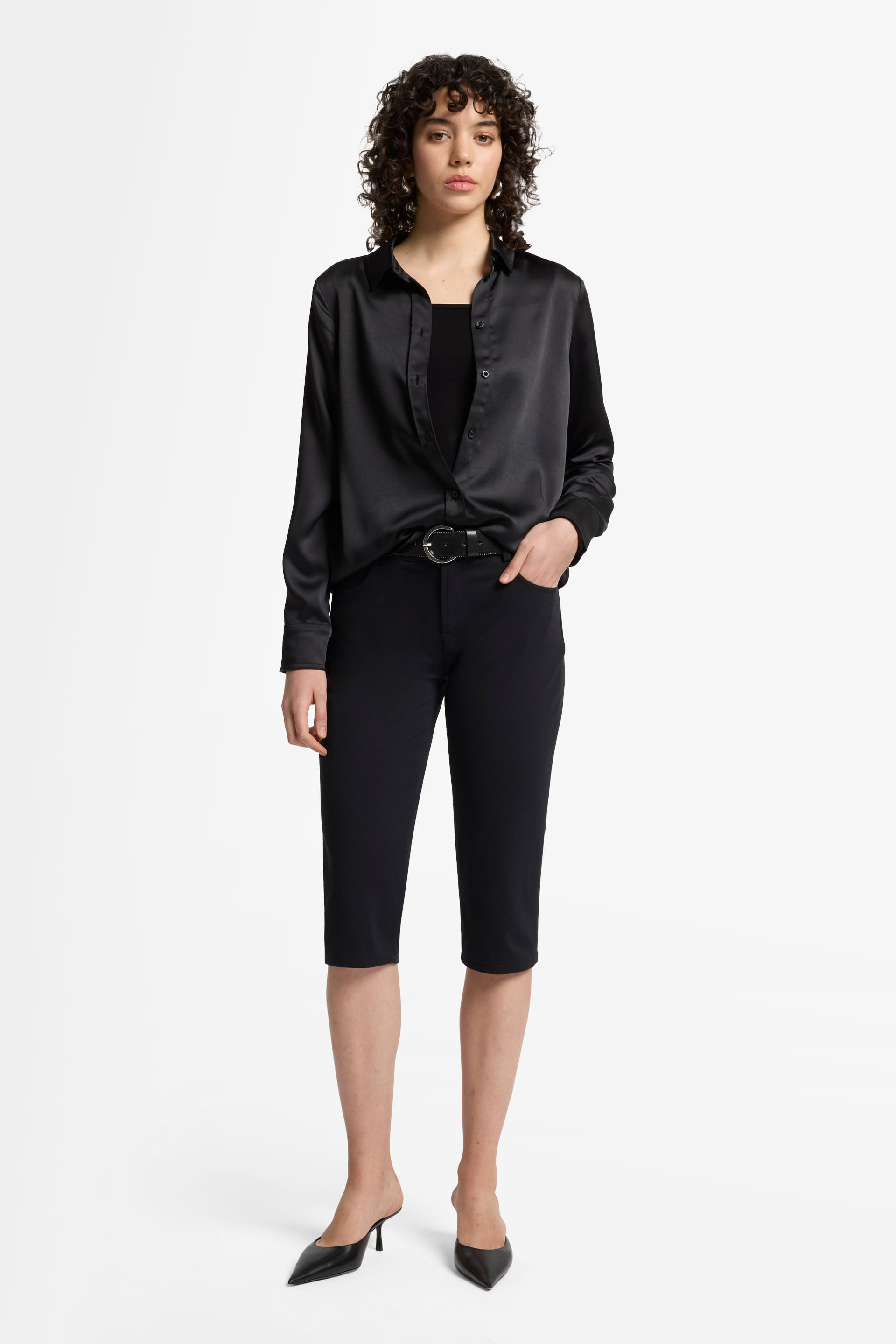 LUXE PERFORMANCE KNIT CAPRI TROUSER IN BLACK