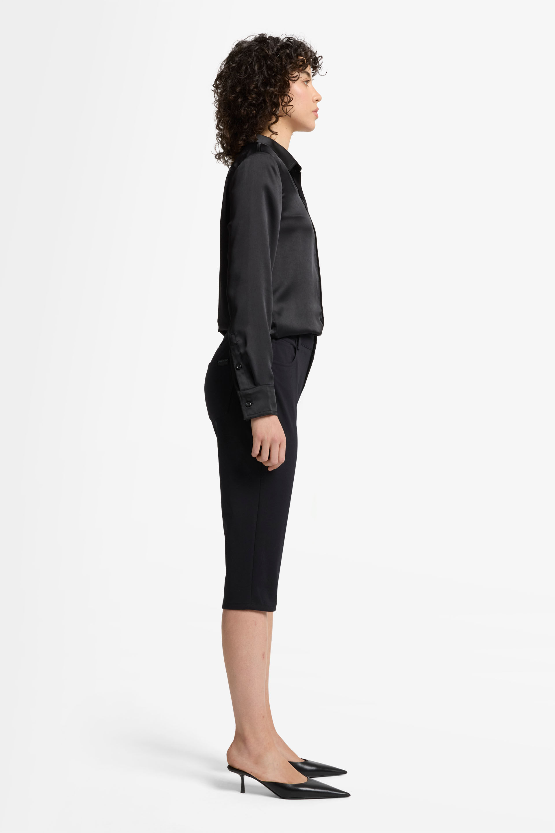 LUXE PERFORMANCE KNIT CAPRI TROUSER IN BLACK