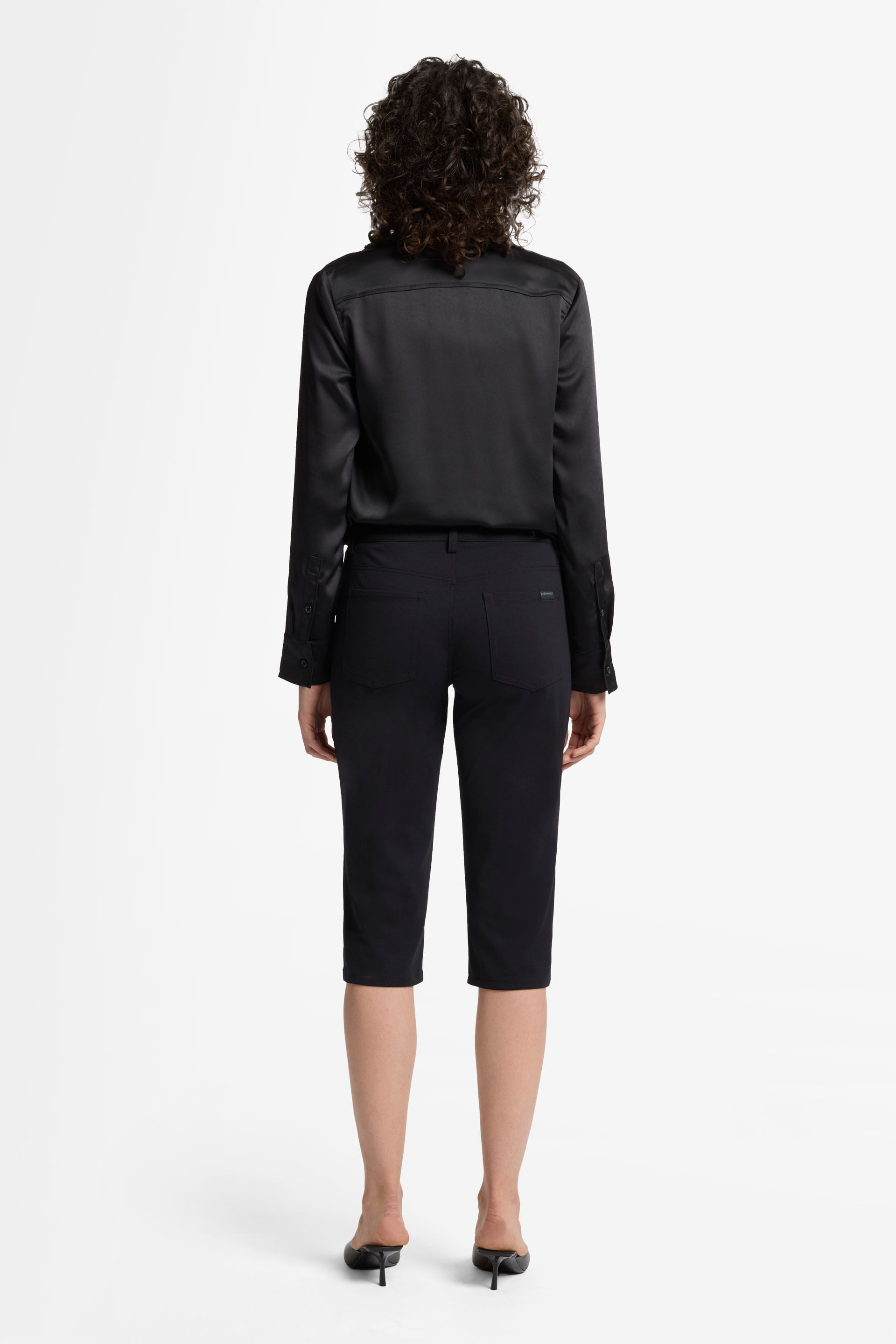 LUXE PERFORMANCE KNIT CAPRI TROUSER IN BLACK