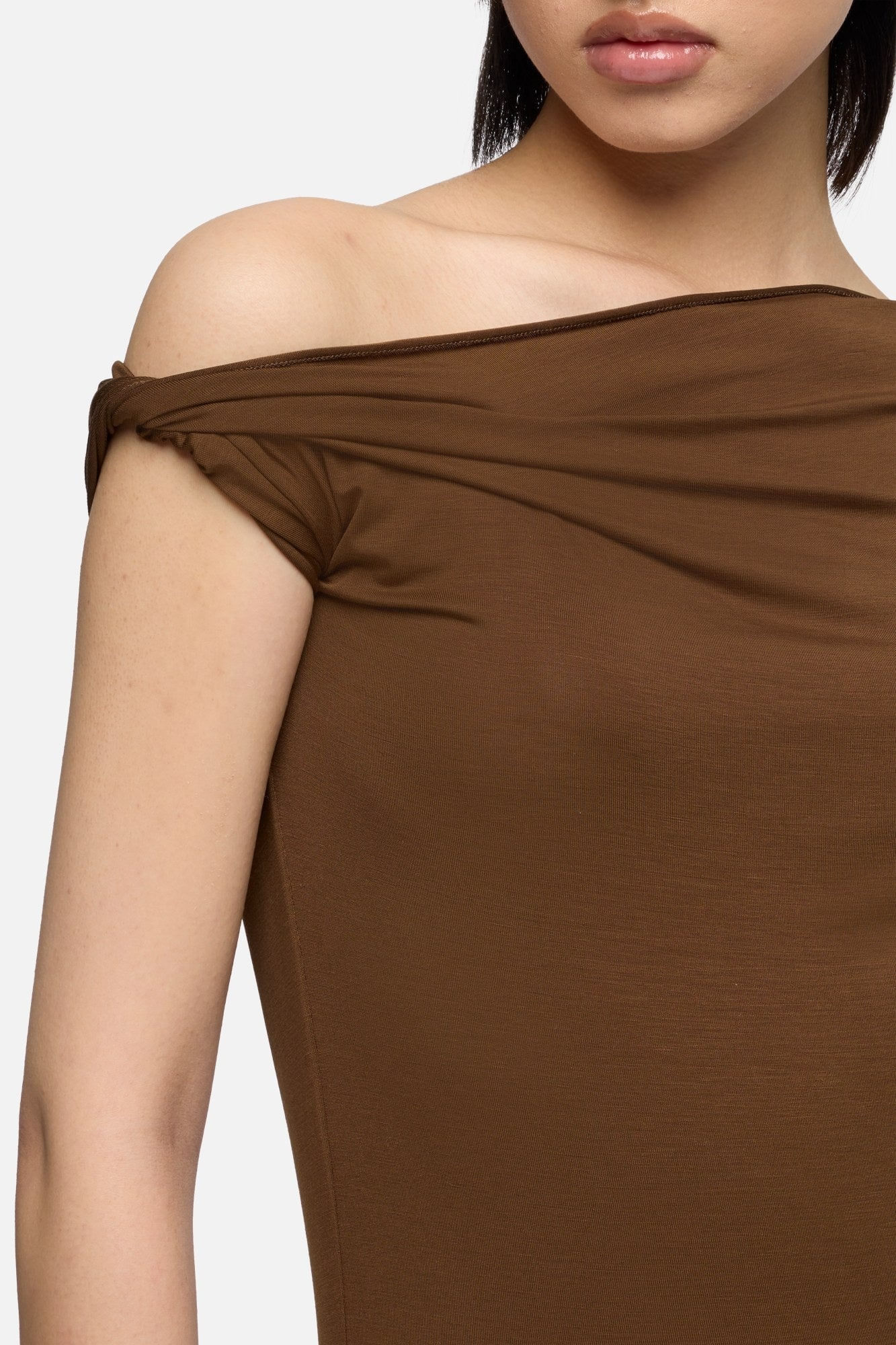 TWISTED SHOULDER TEE LYOCELL TOFFEE