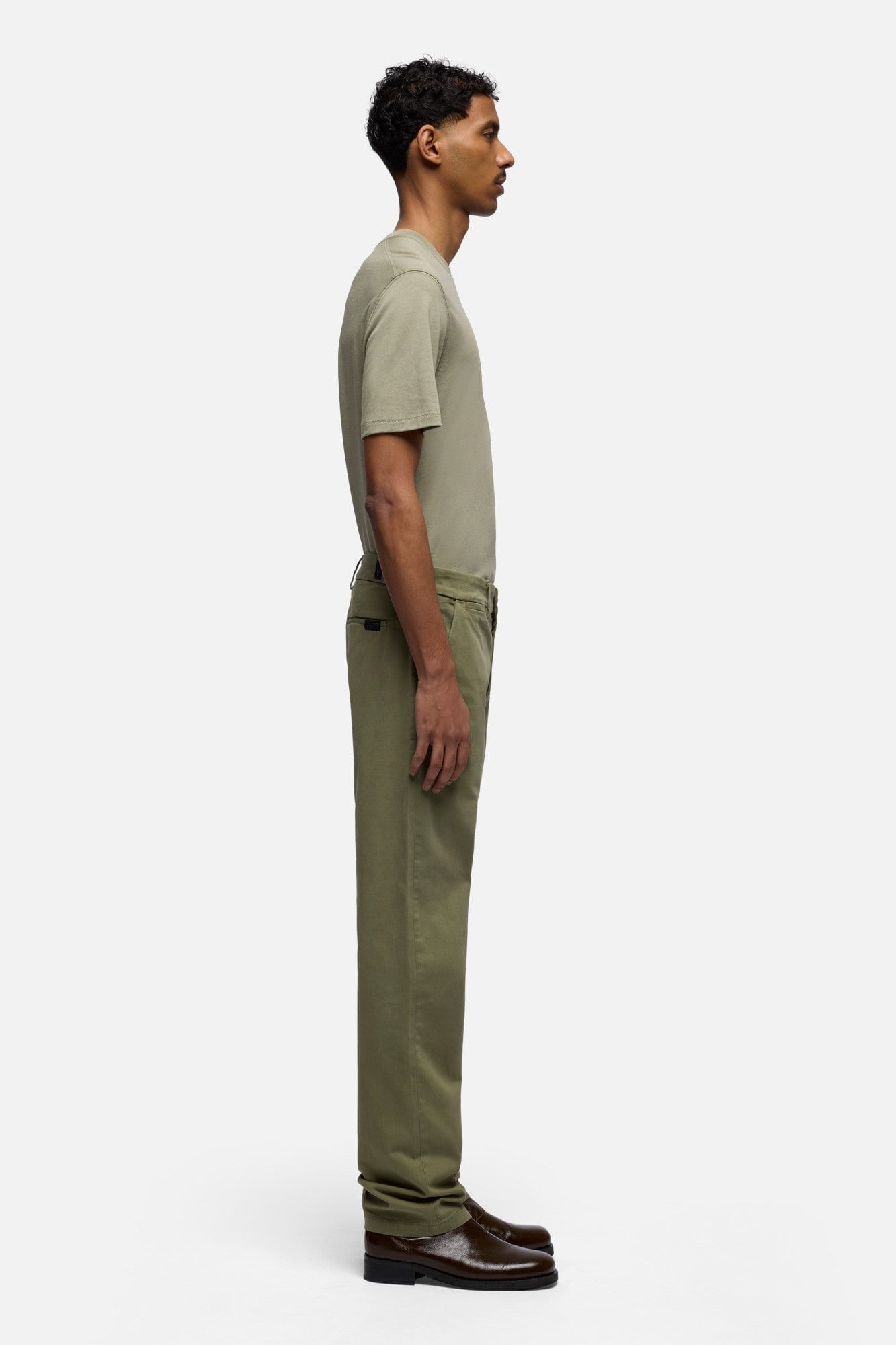 SLIMMY CHINO IN LUXE PERFORMANCE SATEEN SAGEBUSH