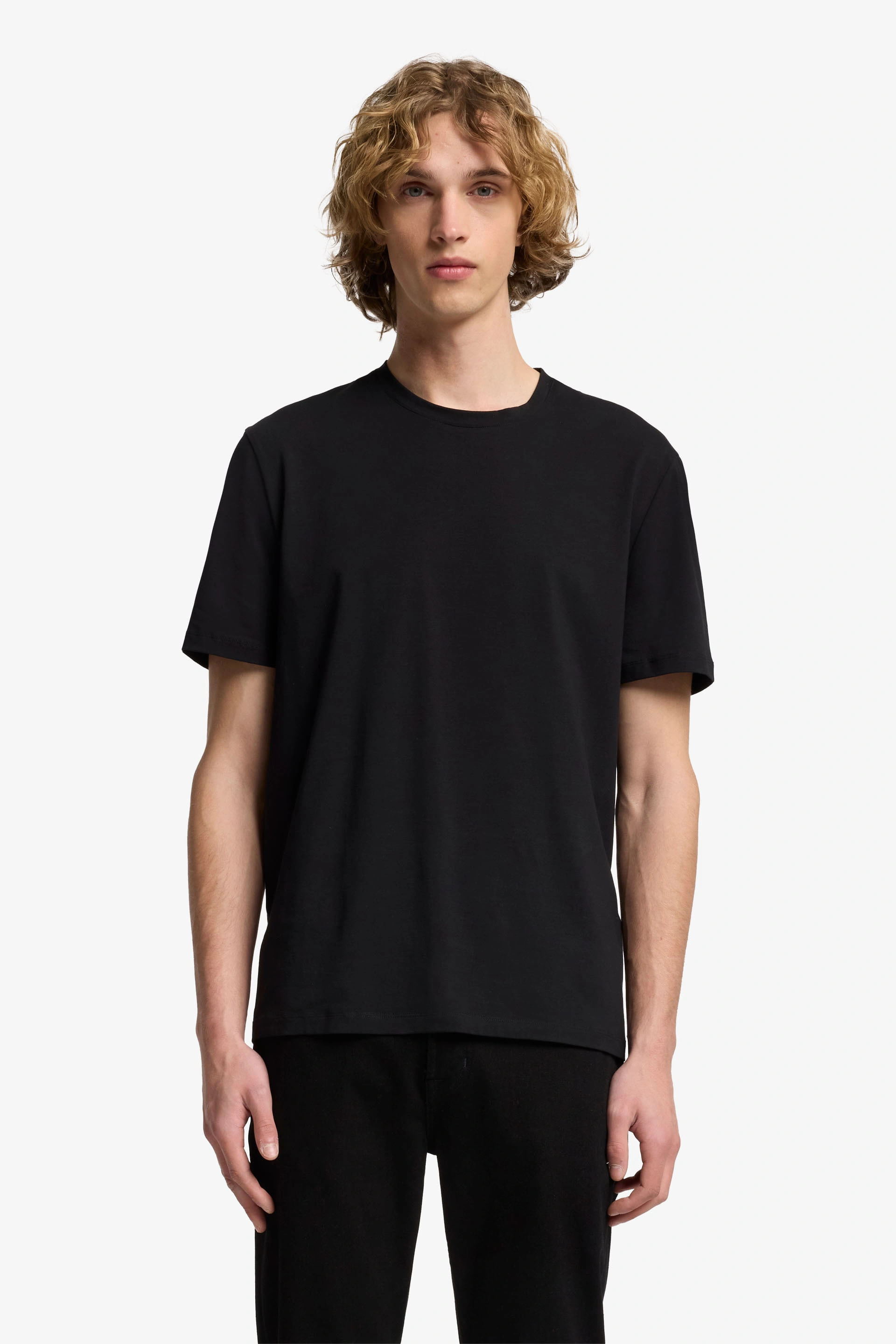 LUXE PERFORMANCE TEE IN BLACK